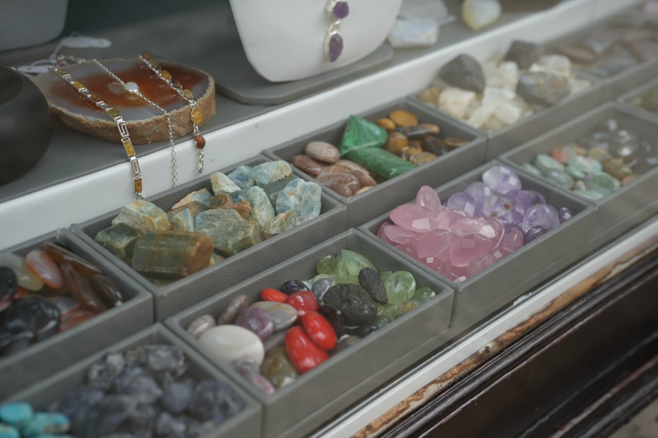 お店に並ぶ、色とりどりの宝石。