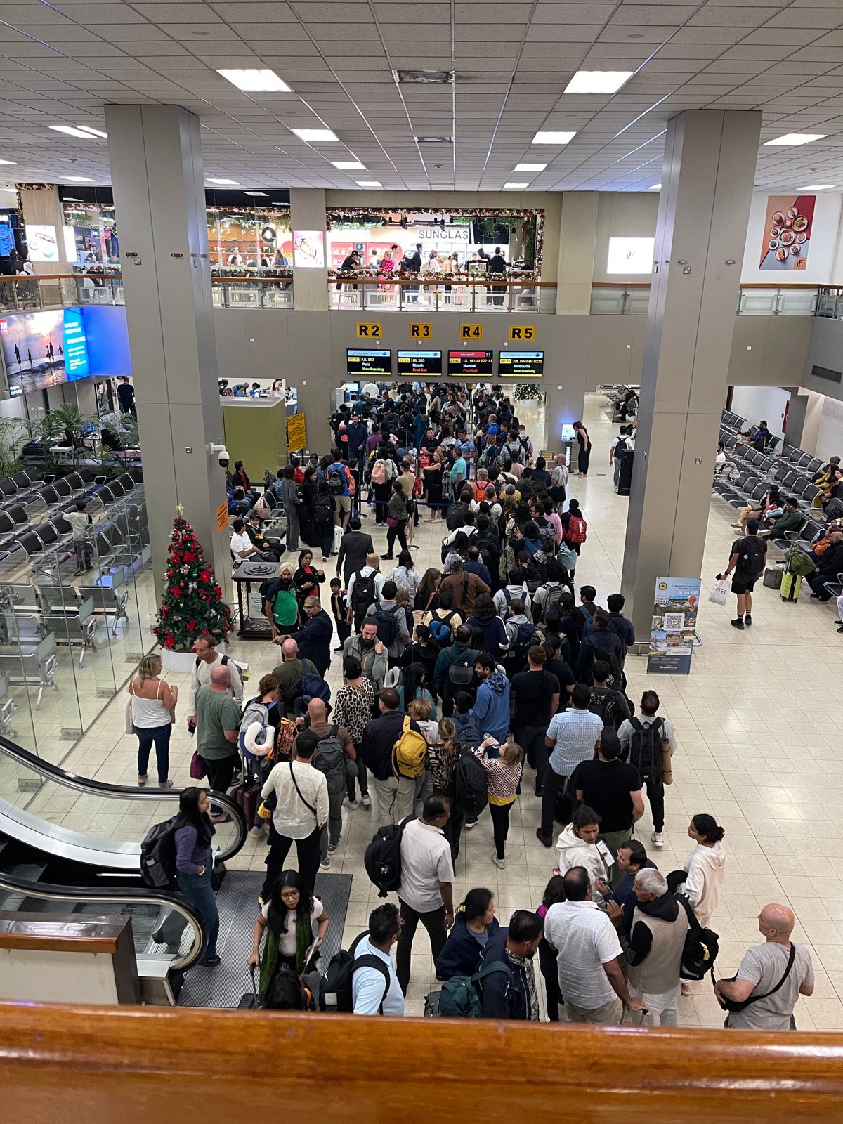 空港の搭乗ゲート付近も、多くの人でにぎわっていました。
